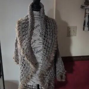 Roz&Ali: Cozy taupe Knit Women's Sweater with faux fur edging size S/M
